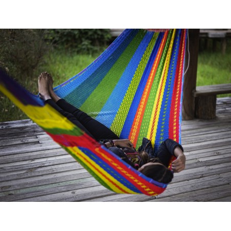 Fille dans un hamac mexicain multicolore