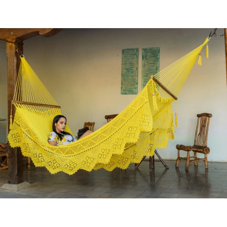 Fille dans hamac à barre Nicaragua taille L jaune