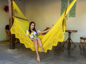 Fille dans hamac à barre Nicaragua taille L jaune