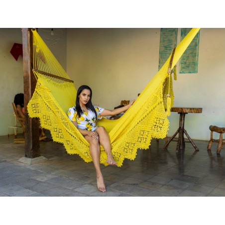 Fille dans hamac à barre Nicaragua taille L jaune