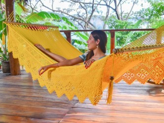 Femme dans hamac à barre Nicaragua taille L jaune