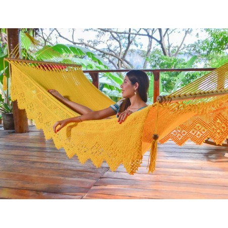 Femme dans hamac à barre Nicaragua taille L jaune