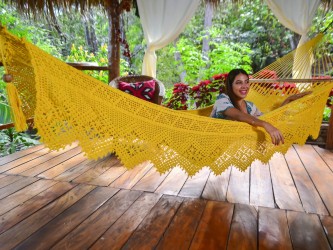 Femme dans hamac à barre Nicaragua taille L jaune