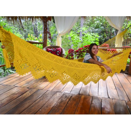 Femme dans hamac à barre Nicaragua taille L jaune