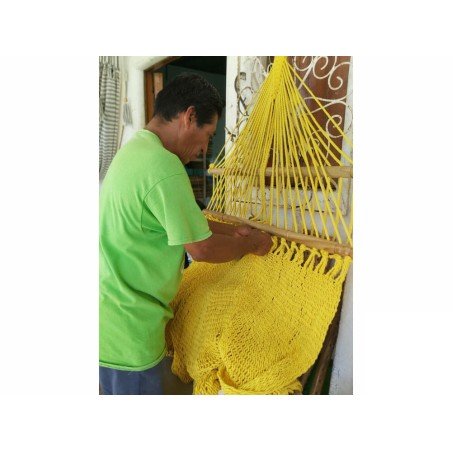 Artisan nicaraguayen fabriquant un hamac jaune