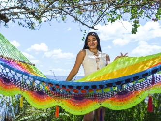 Femme modélisant un hamac à barre Nicaragua taille L