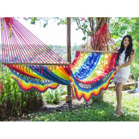 Femme modélisant un hamac à barre Nicaragua taille L