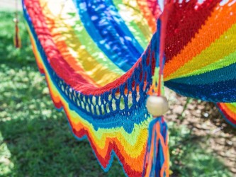 détail d'un hamac multicolore avec barre