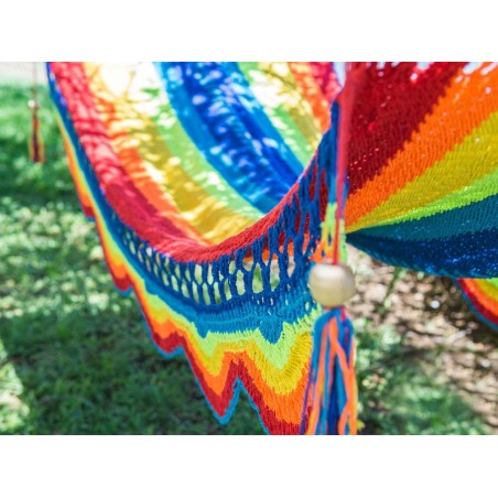 détail d'un hamac multicolore avec barre