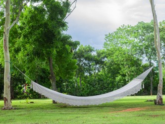 Hamac à barre super géant 11 mètres ecru dans un champ