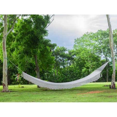 Hamac à barre super géant 11 mètres ecru dans un champ