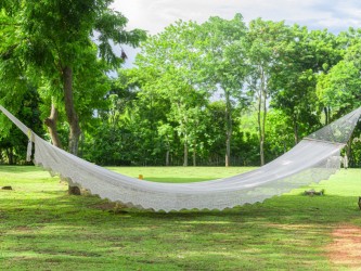 Hamac à barre super géant 11 mètres ecru dans un champ