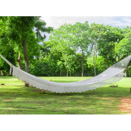 Hamac à barre super géant 11 mètres ecru dans un champ