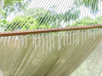 Barre en bois d'un hamac super géant en écru