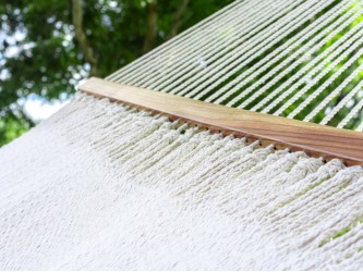 Barre en bois d'un hamac super géant en écru