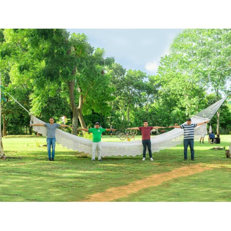 Hommes montrant un hamac Hamac à barre super géant 11 mètres