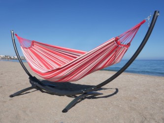Hamac XL rouge avec support Azteka XL au bord de la plage