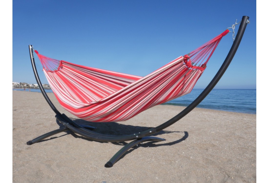Hamac XL rouge avec support Azteka XL au bord de la plage