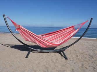 Hamac XL rouge avec support métallique Azteka XL à la mer