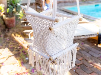 Profil du hamac bébé macramé écru montrant la texture et les franges