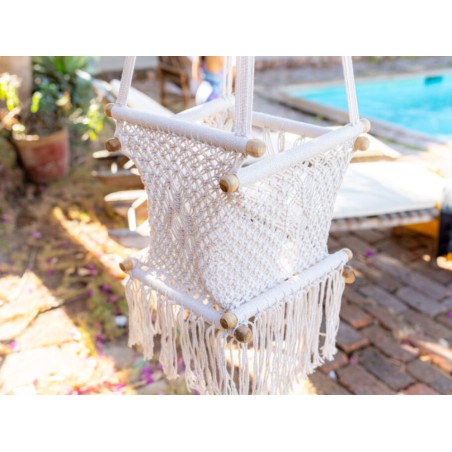 Profil du hamac bébé macramé écru montrant la texture et les franges