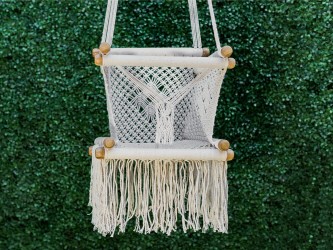 Hamac bébé macramé écru suspendu, décor naturel vert