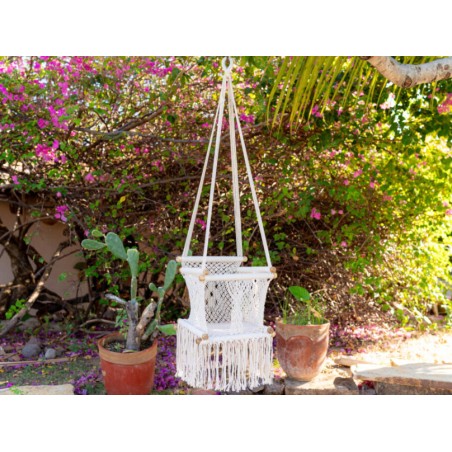 Hamac bébé macramé écru suspendu avec plantes et fleurs colorées