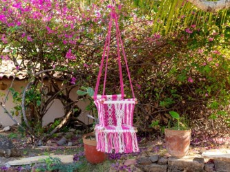 Vue complète d’un hamac pour bébé suspendu dans un jardin fleuri