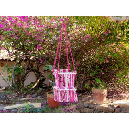 Vue complète d’un hamac pour bébé suspendu dans un jardin fleuri