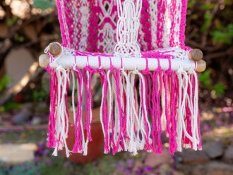 Gros plan sur les finitions en macramé rose avec blanc