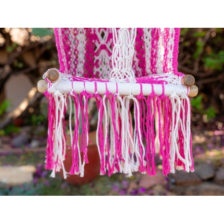 Gros plan sur les finitions en macramé rose avec blanc