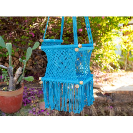 Hamac bébé suspendu en macramé bleu avec coussins colorés, idéal pour le jardin ou l'intérieur