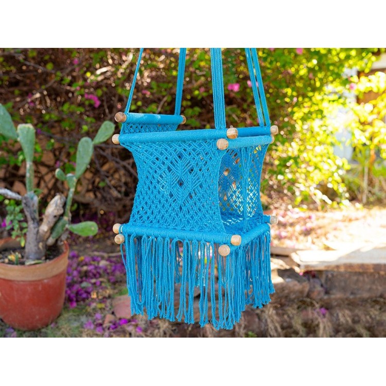 Hamac bébé suspendu en macramé bleu avec coussins colorés, idéal pour le jardin ou l'intérieur