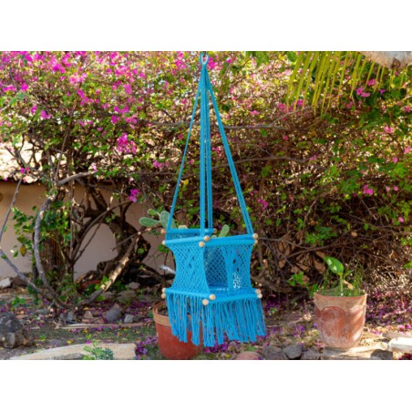 Hamac bébé macramé écru suspendu avec plantes et fleurs colorées