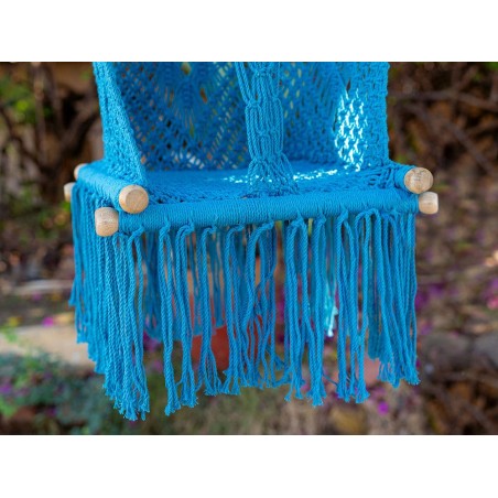 Détail du tissage en macramé bleu du hamac pour bébé suspendu avec des franges décoratives
