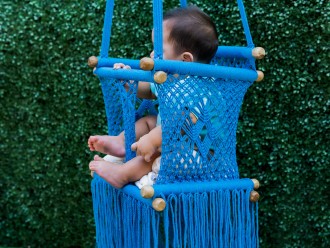 Vue latérale de bébé explorant son environnement depuis le transat. Mouvements doux pour apaiser et divertir