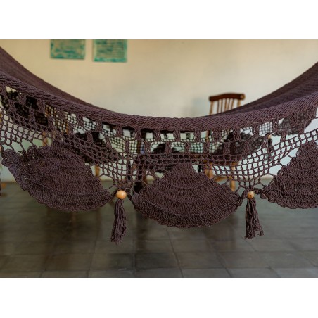 Hamac suspendu couleur chocolat avec barres en bois, vue frontale