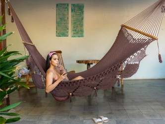 Femme se relaxant dans un hamac à barres chocolat suspendu à l’intérieur
