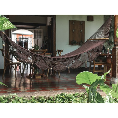 Hamac chocolat suspendu sur terrasse, ambiance tropicale et artisanale