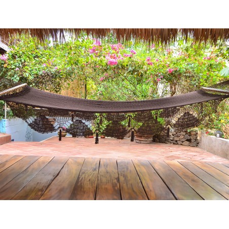 Cordes de suspension du hamac à barres chocolat, vues de près