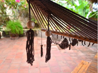 Gros plan sur les cordes artisanales du hamac couleur chocolat