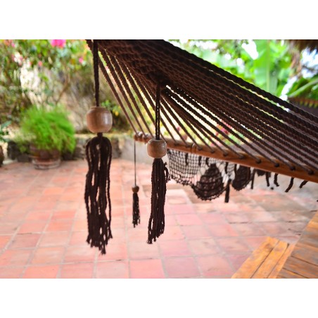 Gros plan sur les cordes artisanales du hamac couleur chocolat