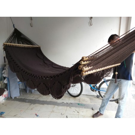 Des artisans à l'œuvre pour fabriquer un hamac marron fait à la main