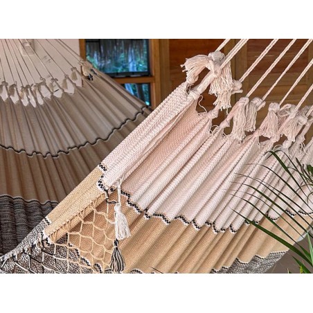 Gros plan sur la texture et le tissage d'un hamac en coton vénézuélien fait main, aux motifs unique