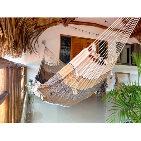 Hamac en coton vénézuélien fabriqué à la main et suspendu sur un porche ou un balcon, style rustique et confortable