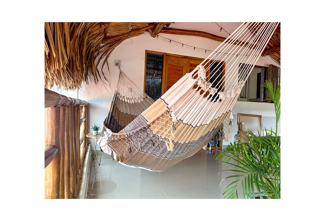Hamac en coton vénézuélien fabriqué à la main et suspendu sur un porche ou un balcon, style rustique et confortable