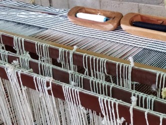 Processus de fabrication des hamacs vénézuéliens : métier à tisser traditionnel et bobines de fil de coton