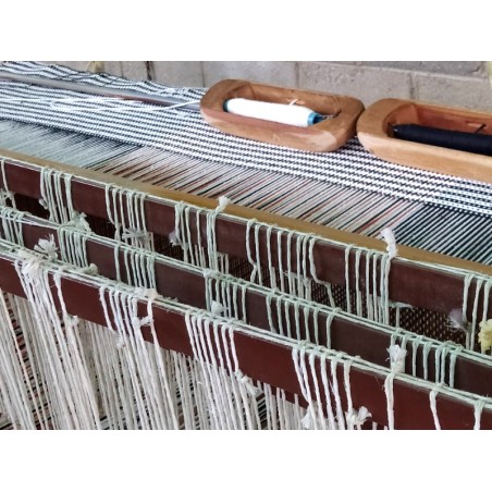Processus de fabrication des hamacs vénézuéliens : métier à tisser traditionnel et bobines de fil de coton