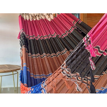 Zoom sur les détails colorés (rose, noir, marron) d'un hamac vénézuélien artisanal