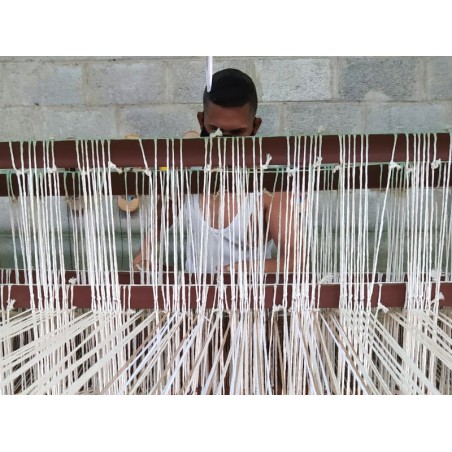 Artisan vénézuélien tissant un hamac coloré sur un métier à tisser traditionnel